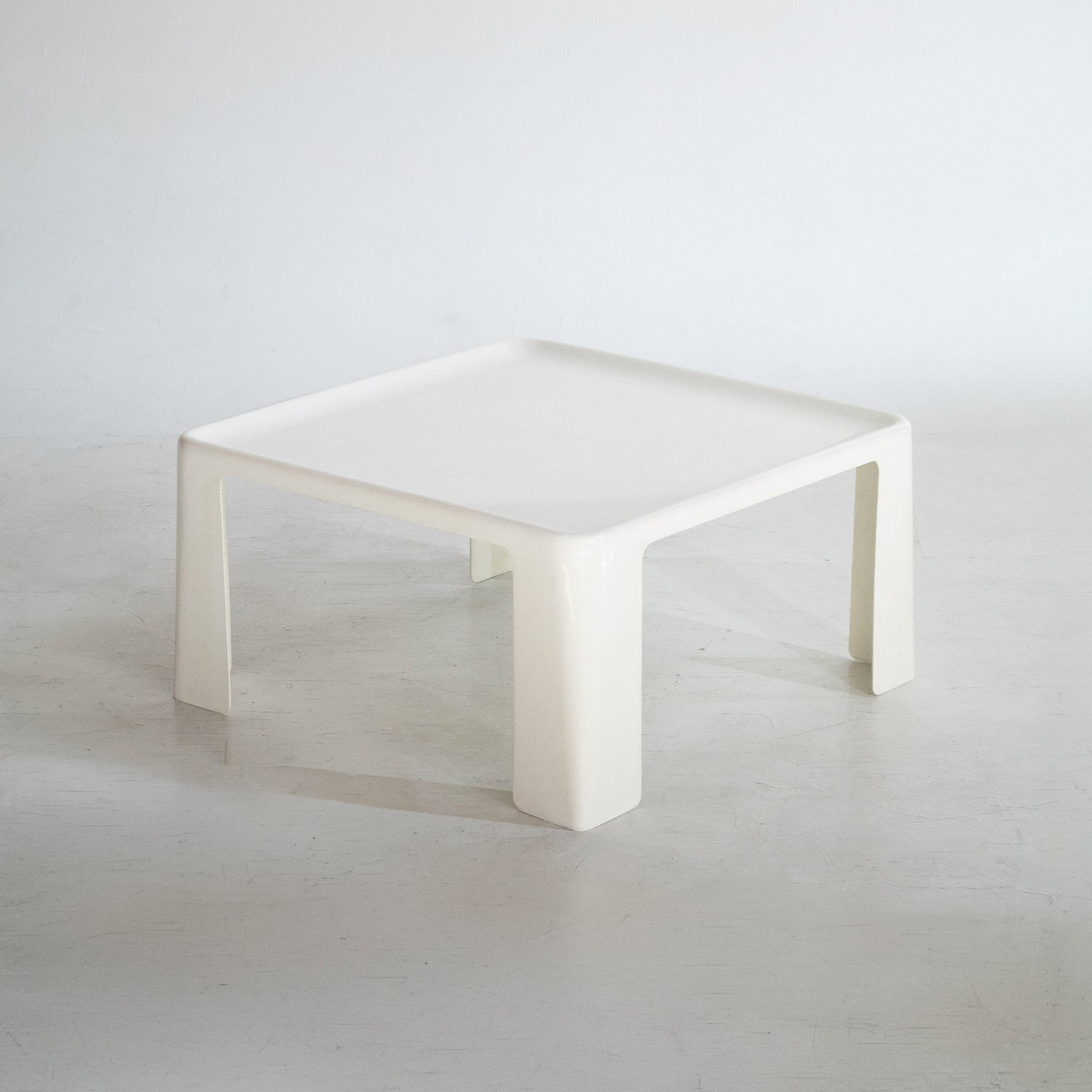 plastic coffee table amanta by Mario Bellini for B&B Italia - white 
