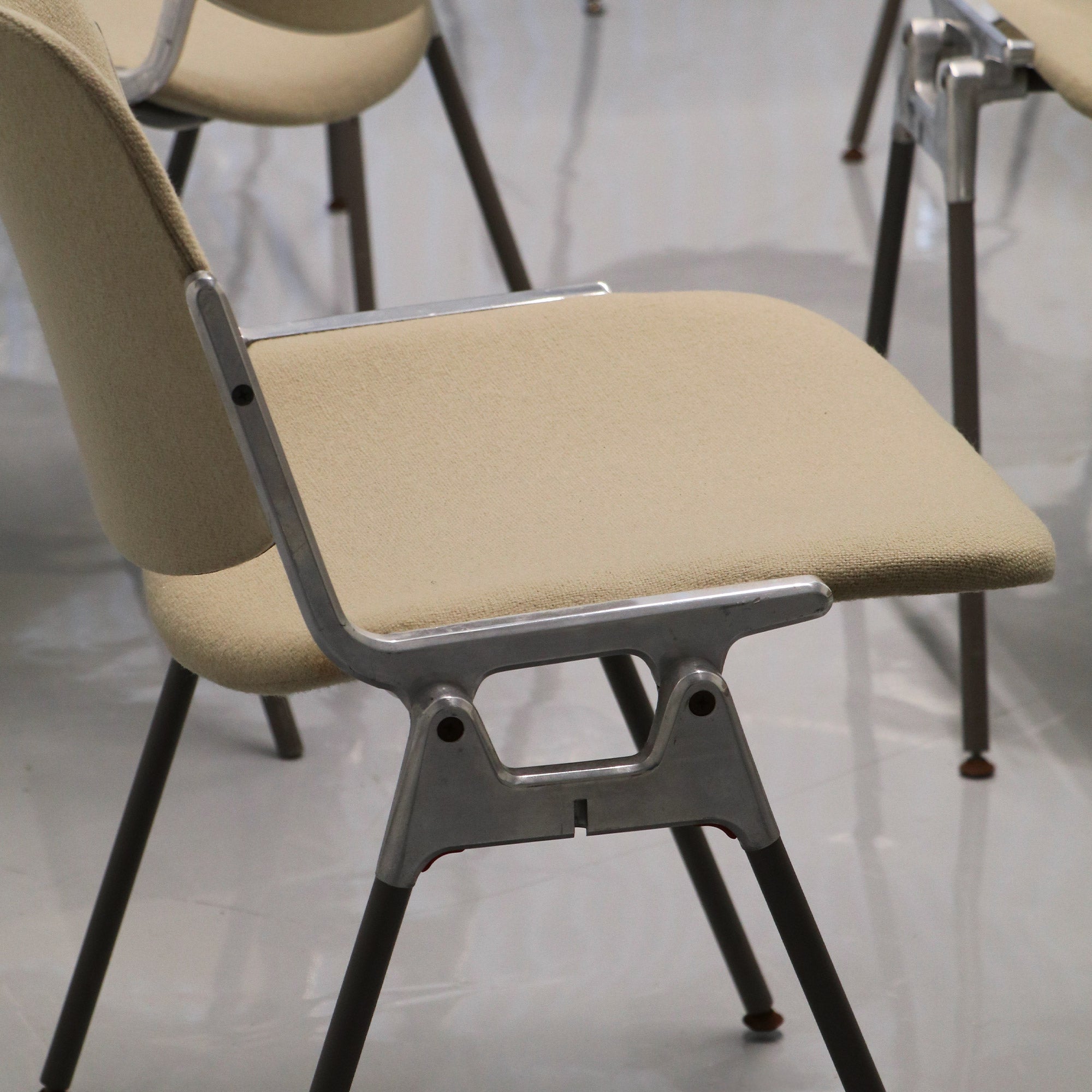 Stackable chair DSC 106 by Giancarlo Piretti for Castelli - Camel upholstery and aluminum frame