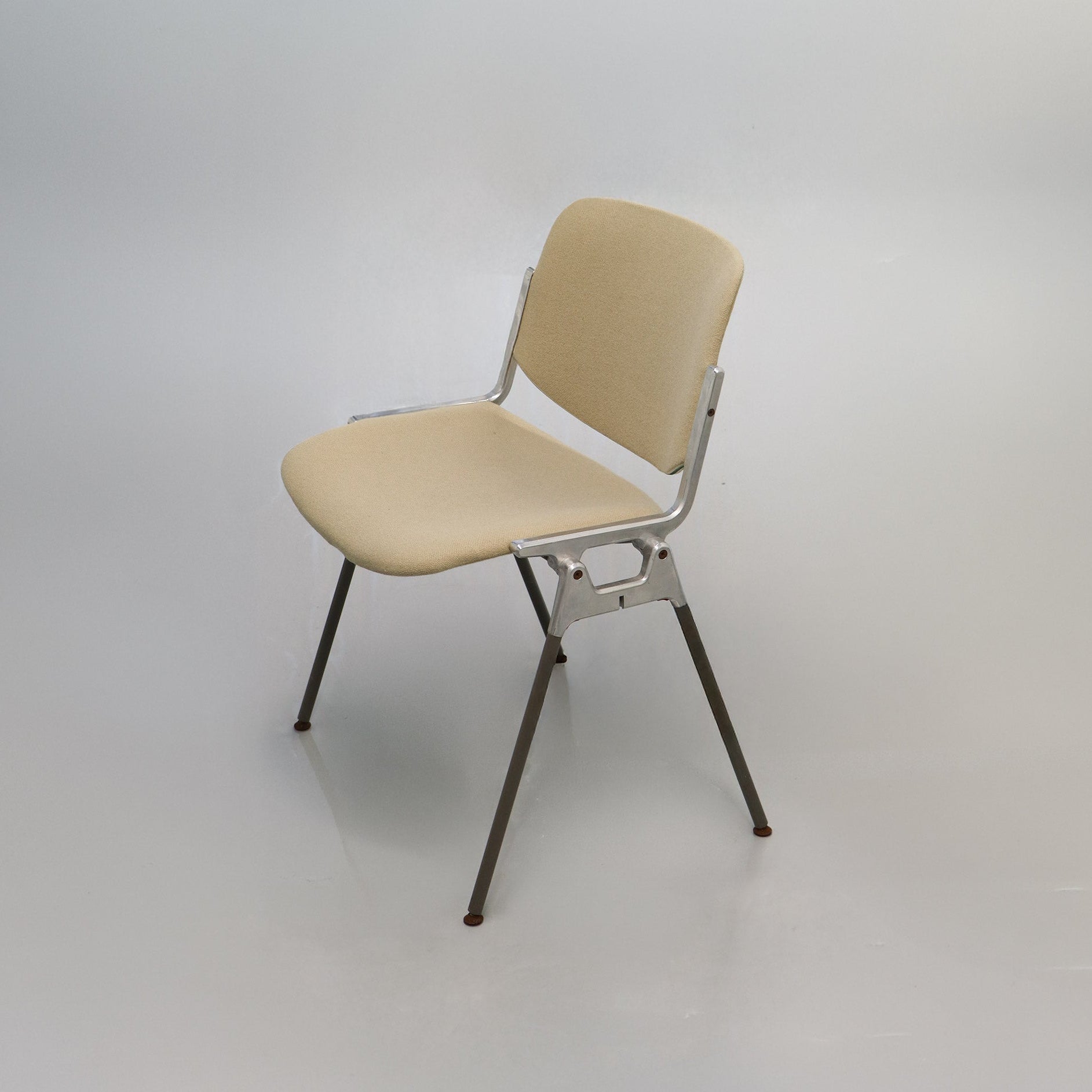 Stackable chair DSC 106 by Giancarlo Piretti for Castelli - Camel upholstery and aluminum frame