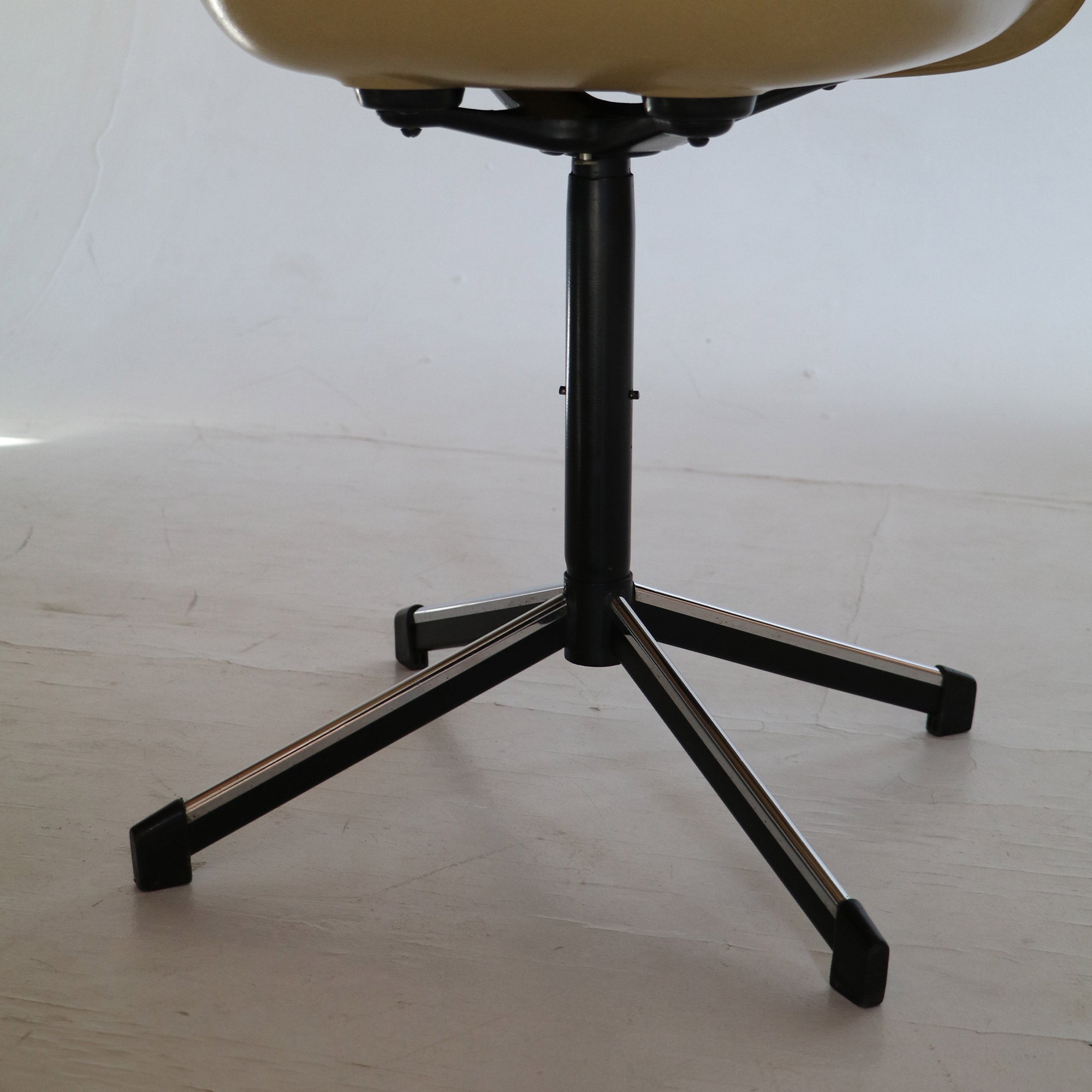 Swivel desk chair - Cosco