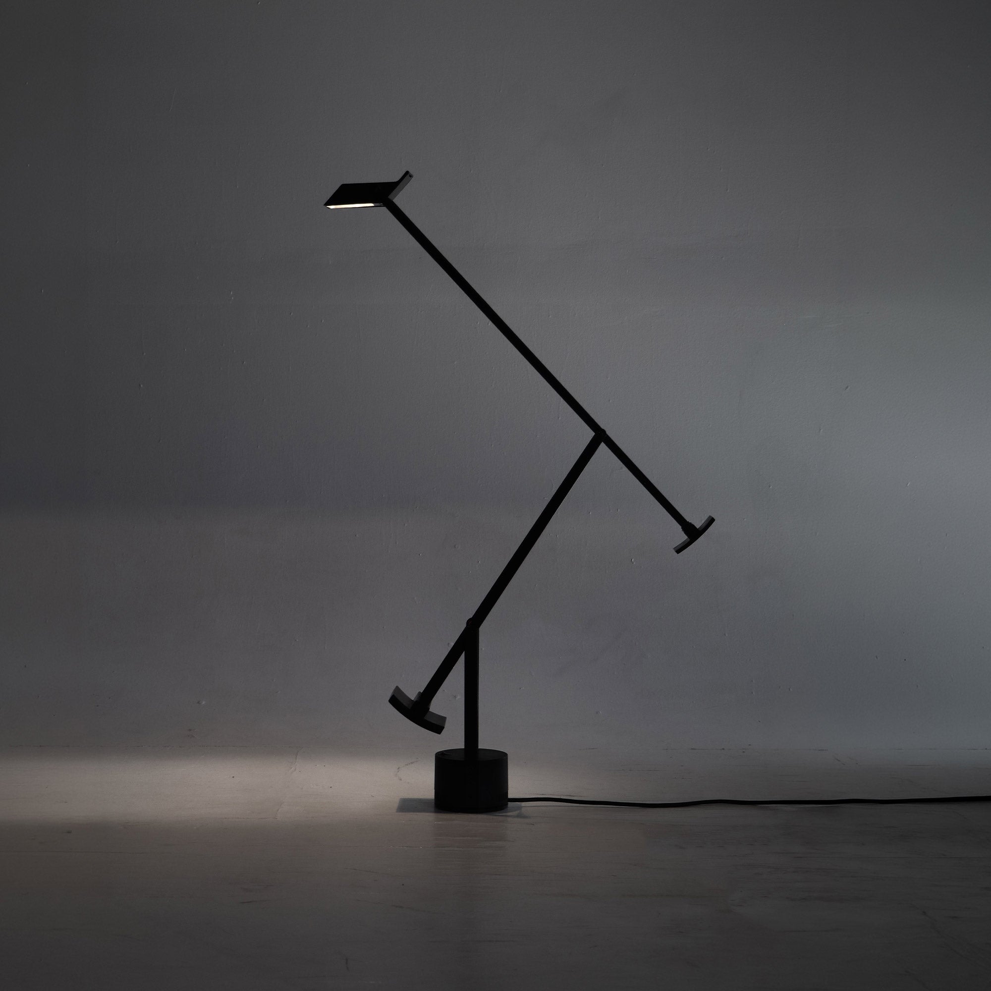Articulate desk lamp Tizio by Richard sapper for artemide