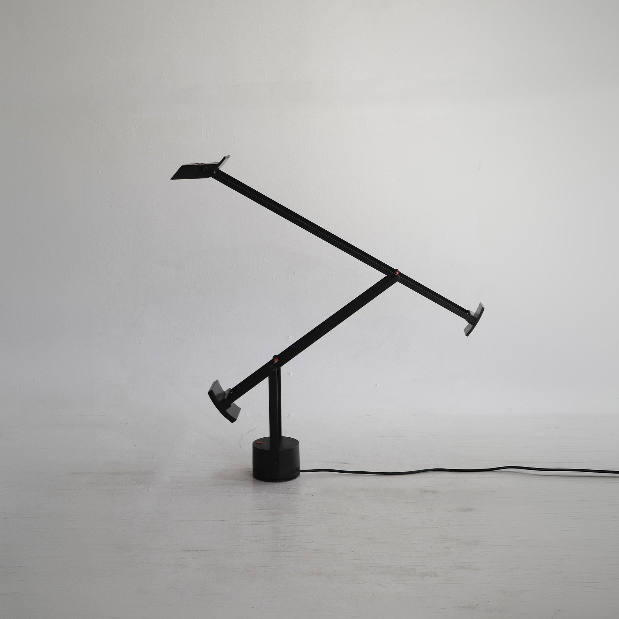 Articulate desk lamp Tizio by Richard sapper for artemide