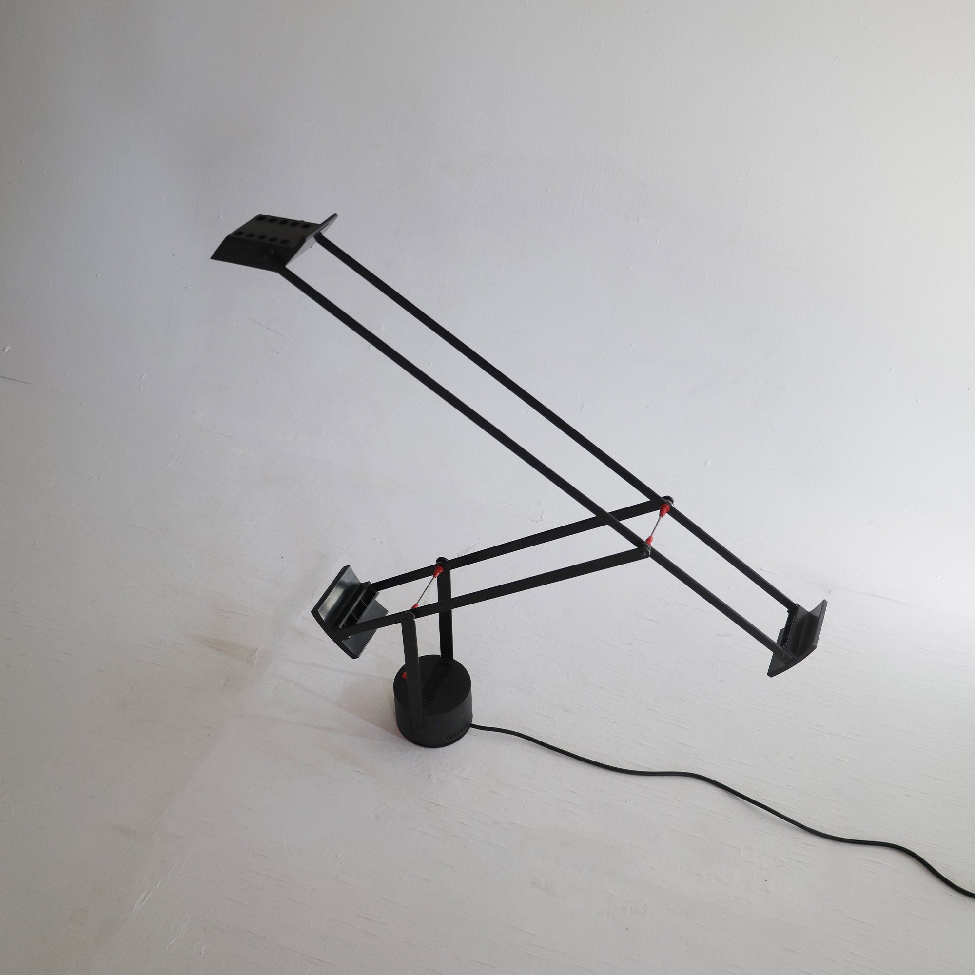 Articulate desk lamp Tizio by Richard sapper for artemide