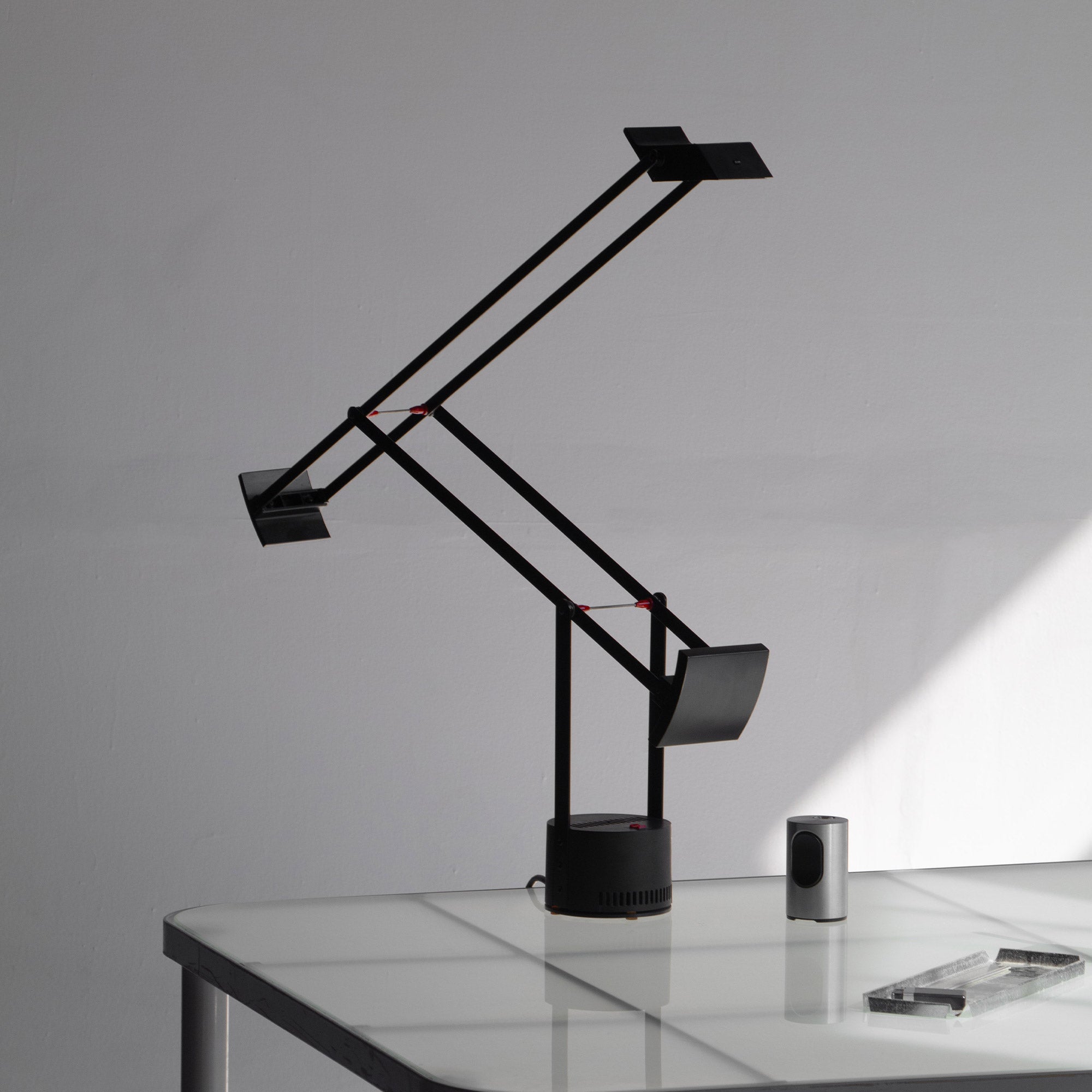 Articulate desk lamp Tizio by Richard sapper for artemide
