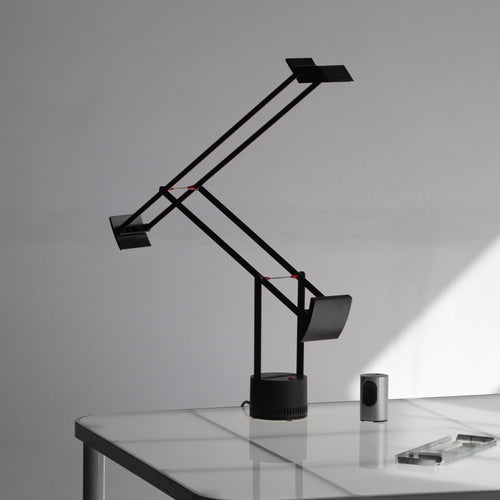Articulate desk lamp Tizio by Richard sapper for artemide