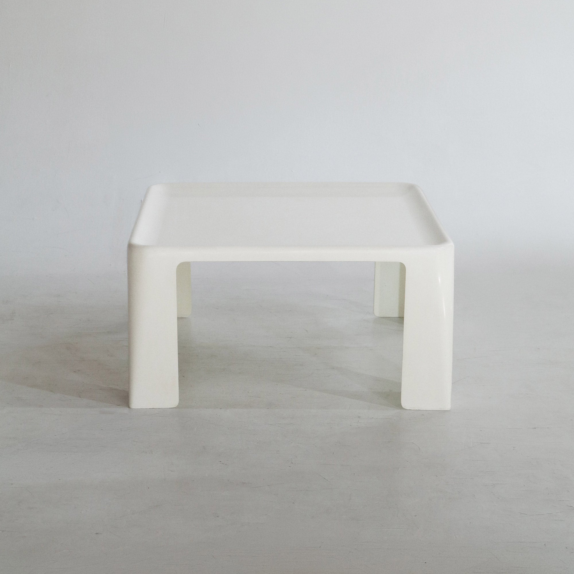 plastic coffee table amanta by Mario Bellini for B&B Italia - white 