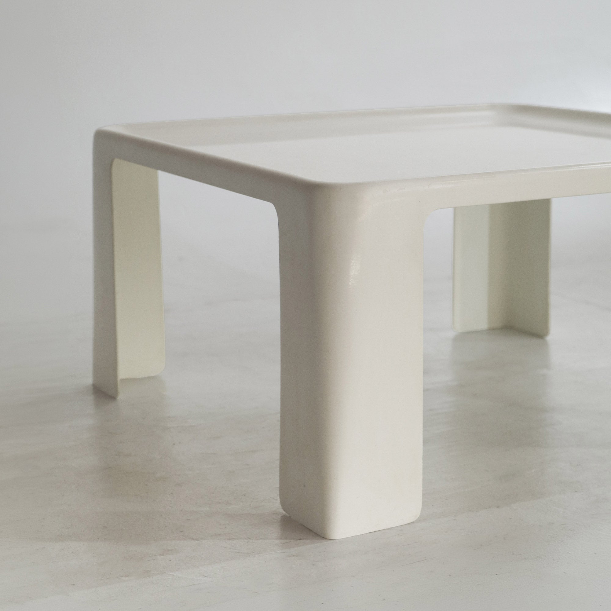 plastic coffee table amanta by Mario Bellini for B&B Italia - white 