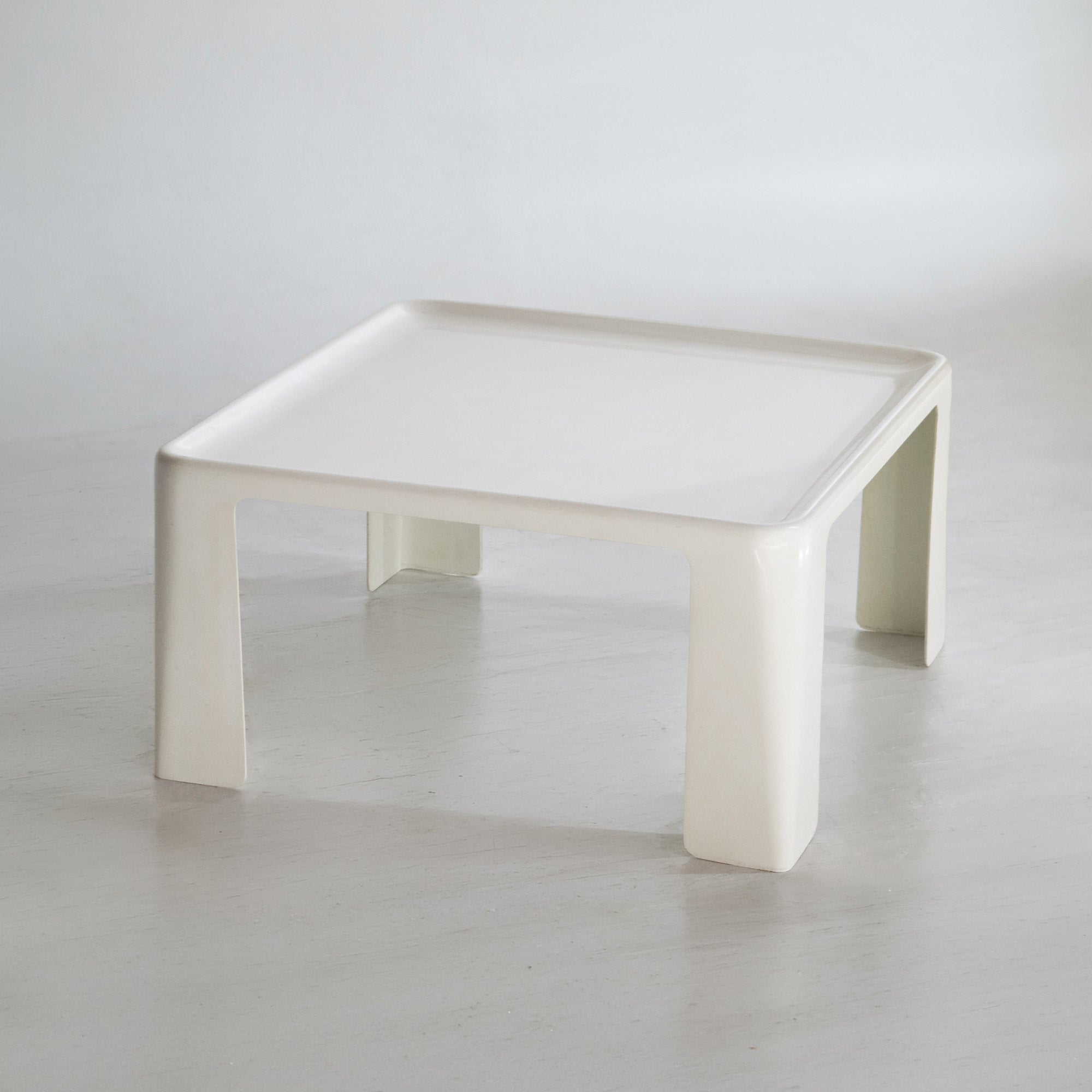 plastic coffee table amanta by Mario Bellini for B&B Italia - white 