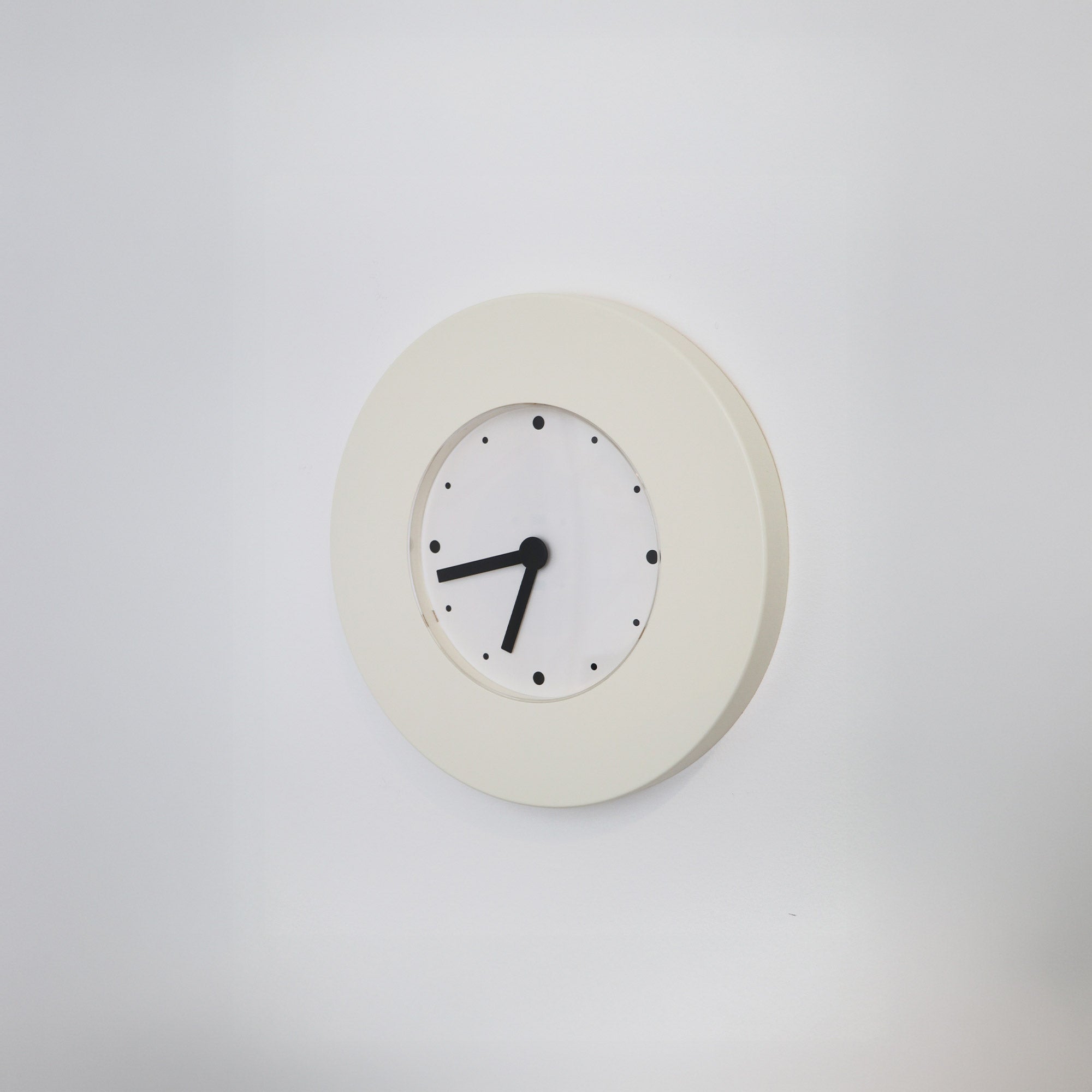 Wall clock Tajma by K & M Hagberg for IKEA - White plastic - Memphis